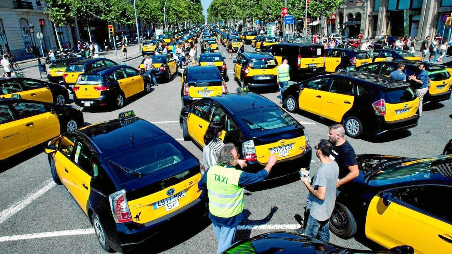 Imagen de una protesta de los taxis cortando la circulación en Barcelona. Foto: Efe