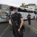 Varios agentes custodian el autobús del Real Madrid en Cardiff. La seguridad en la capital de España también será máxima