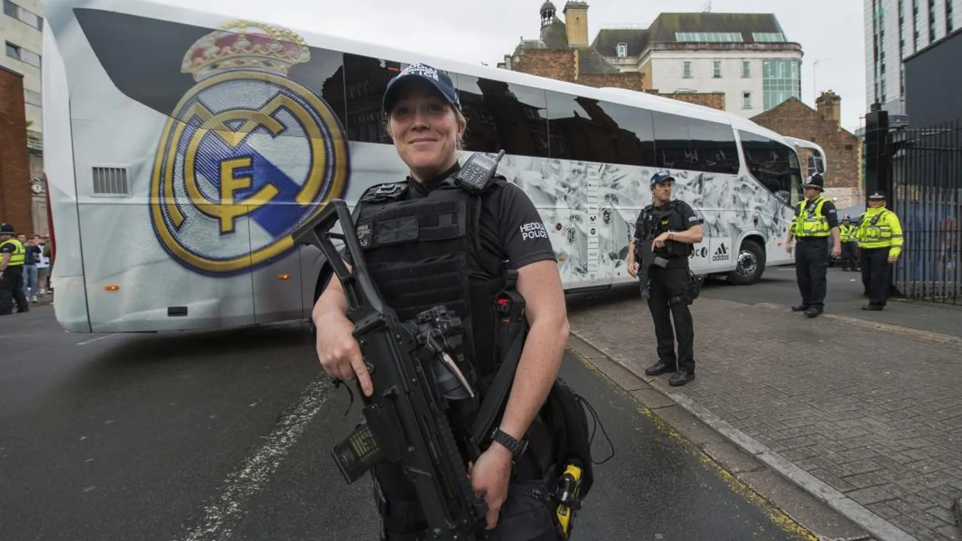Varios agentes custodian el autobús del Real Madrid en Cardiff. La seguridad en la capital de España también será máxima