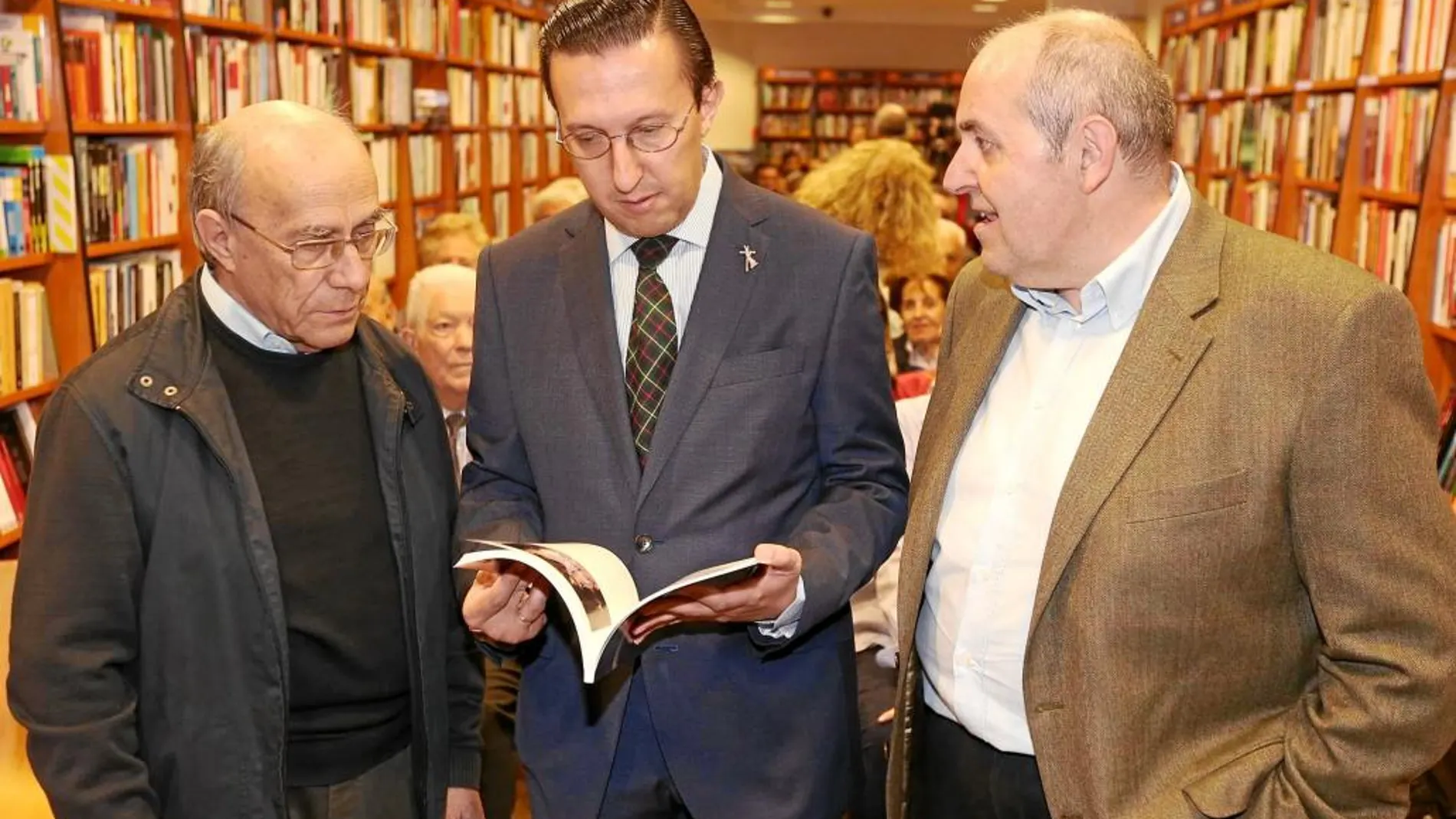 Javier Burrieza, junto a Teófanes Egido y Carlos García-Costoya, editor de Xerión
