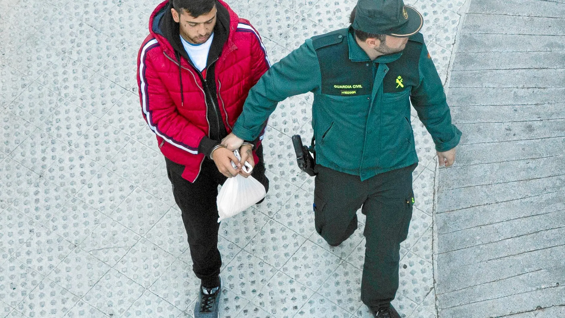 «El Chule», presunto autor del homicidio de Paco, camino del juzgado y esposado