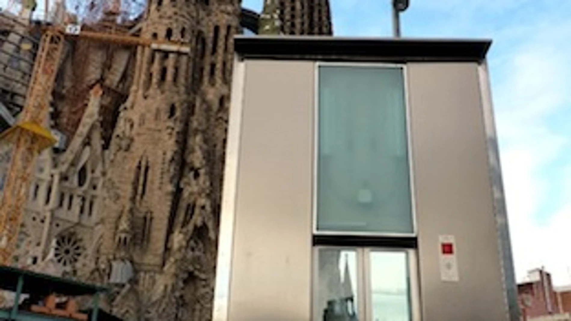 El perro estaba en uno de los ascensores que comunica la calle con el vestíbulo.