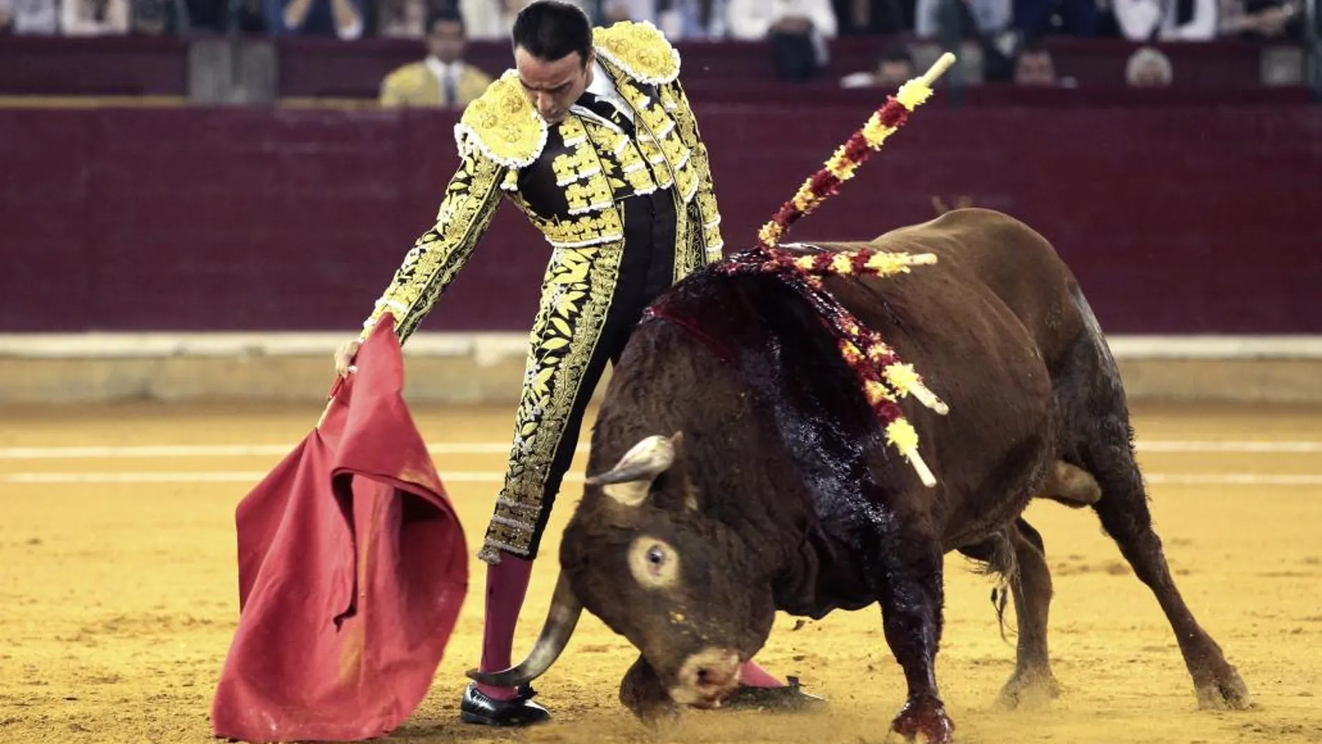 Enrique Ponce en la faena a su segundo toro, de la ganadería Juan Pedro Domecq