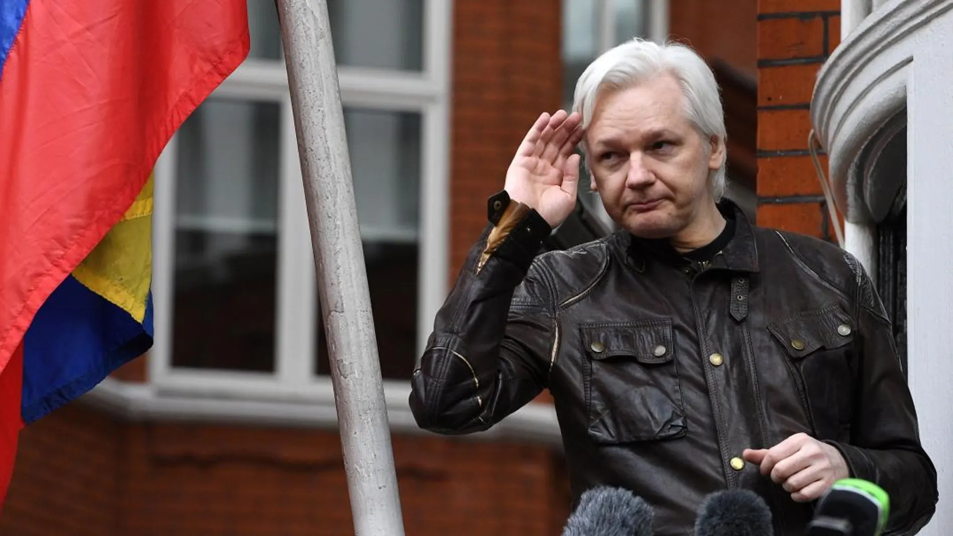 Julian Assange en el balcón de la Embajada de Ecuador en Londres el pasado año/Foto: Efe