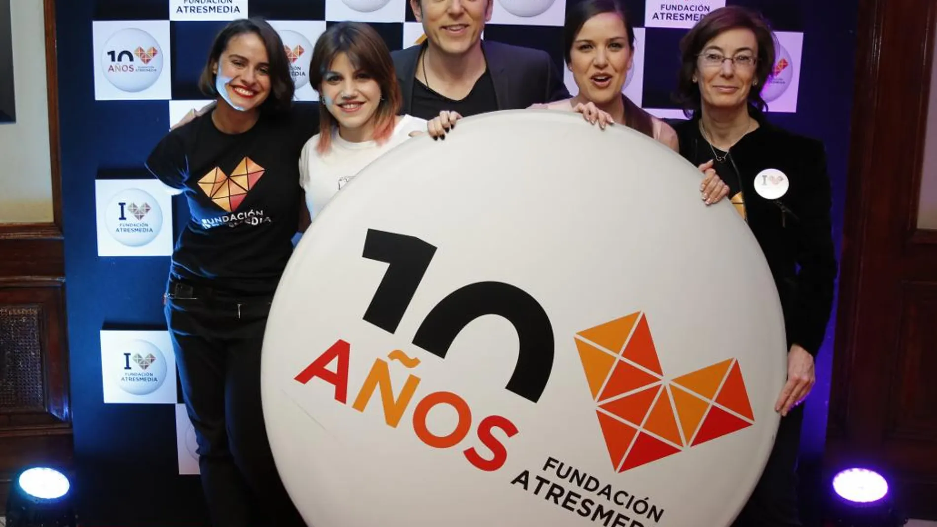 De izquierda a derecha, Lary León, coordinadora de Proyectos y Contenidos de la Fundación Atresmedia, Angy, Manel Fuentes, Roko, y Carmen Bieger, directora de la Fundación Atresmedia