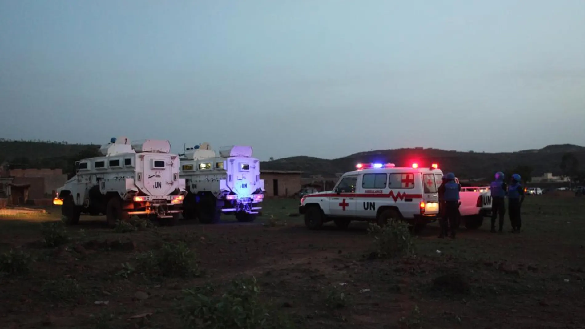 Vehículos de la ONU y una ambulancia a las afueras del complejo turístico de Kangaba
