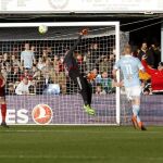 El portero de la Real Sociedad Gerónimo Rulli intenta parar el remate del delantero del Celta de Vigo Iago Aspas, en el primer gol para su equipo