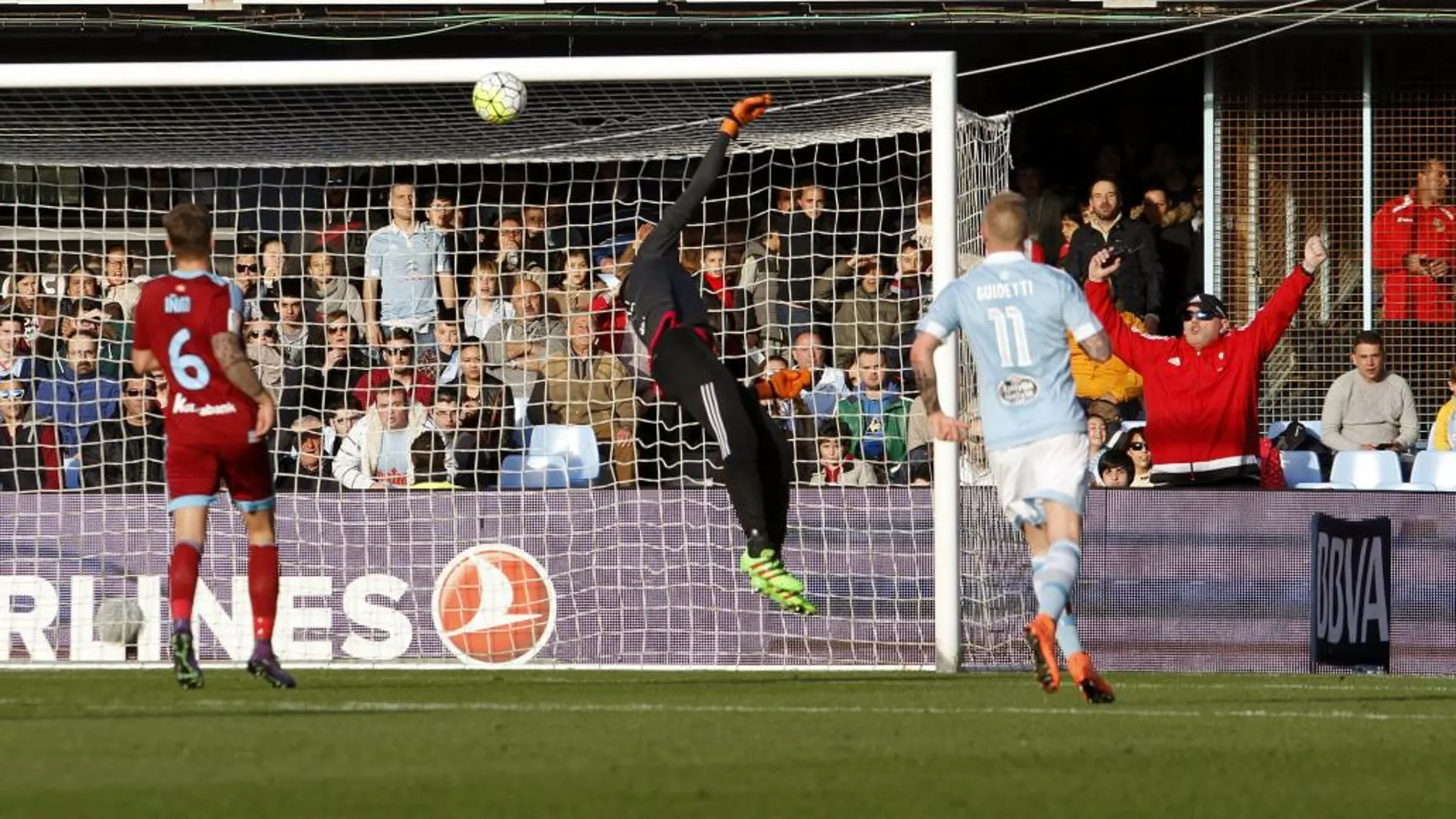 El portero de la Real Sociedad Gerónimo Rulli intenta parar el remate del delantero del Celta de Vigo Iago Aspas, en el primer gol para su equipo