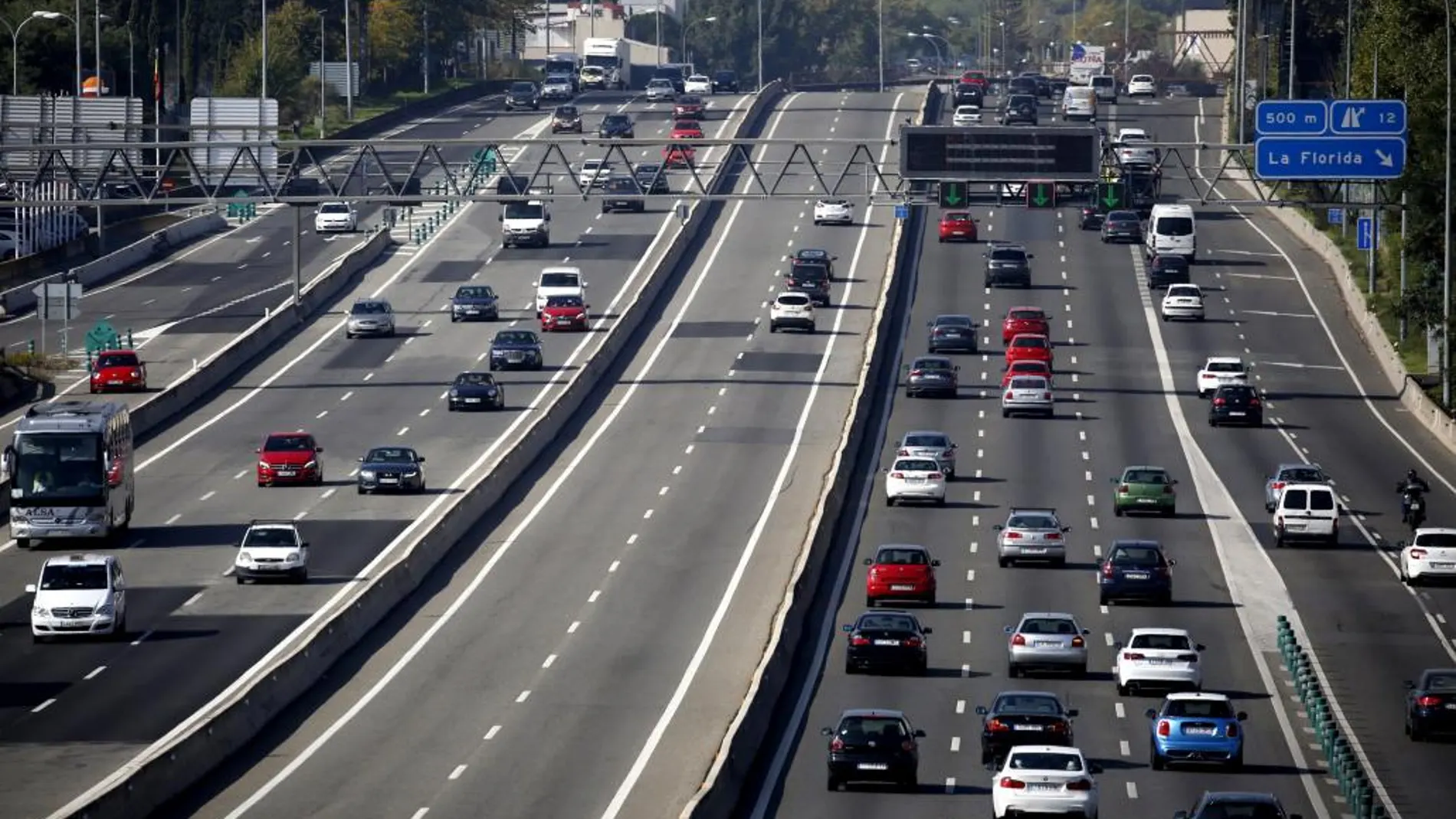 Las horas más desfavorables para viajar serán entre las cuatro de la tarde y las diez de la noche de hoy viernes, y entre las nueve de la mañana y la una de la tarde del sábado