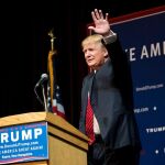 Donald Trump saluda a sus simpatizantes en Keene, New Hampshire