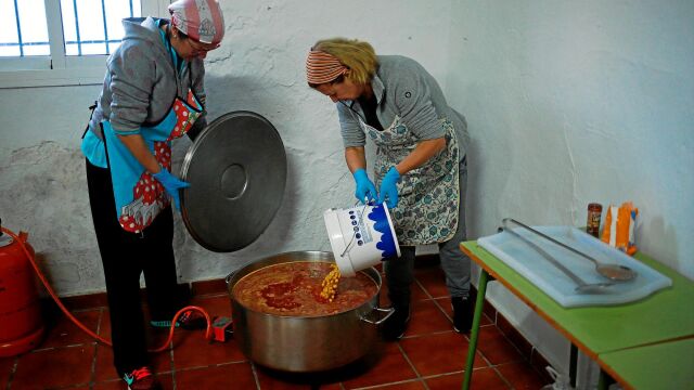 Dos vecinas de Totalán preparan una olla de comida para alimentar a los equipos de rescate que tratan de localizar a Julen