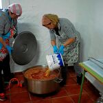 Dos vecinas de Totalán preparan una olla de comida para alimentar a los equipos de rescate que tratan de localizar a Julen