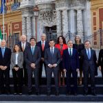 El presidente Juanma Moreno, con los once consejeros de la Junta de Andalucía / Foto: Manuel Olmedo