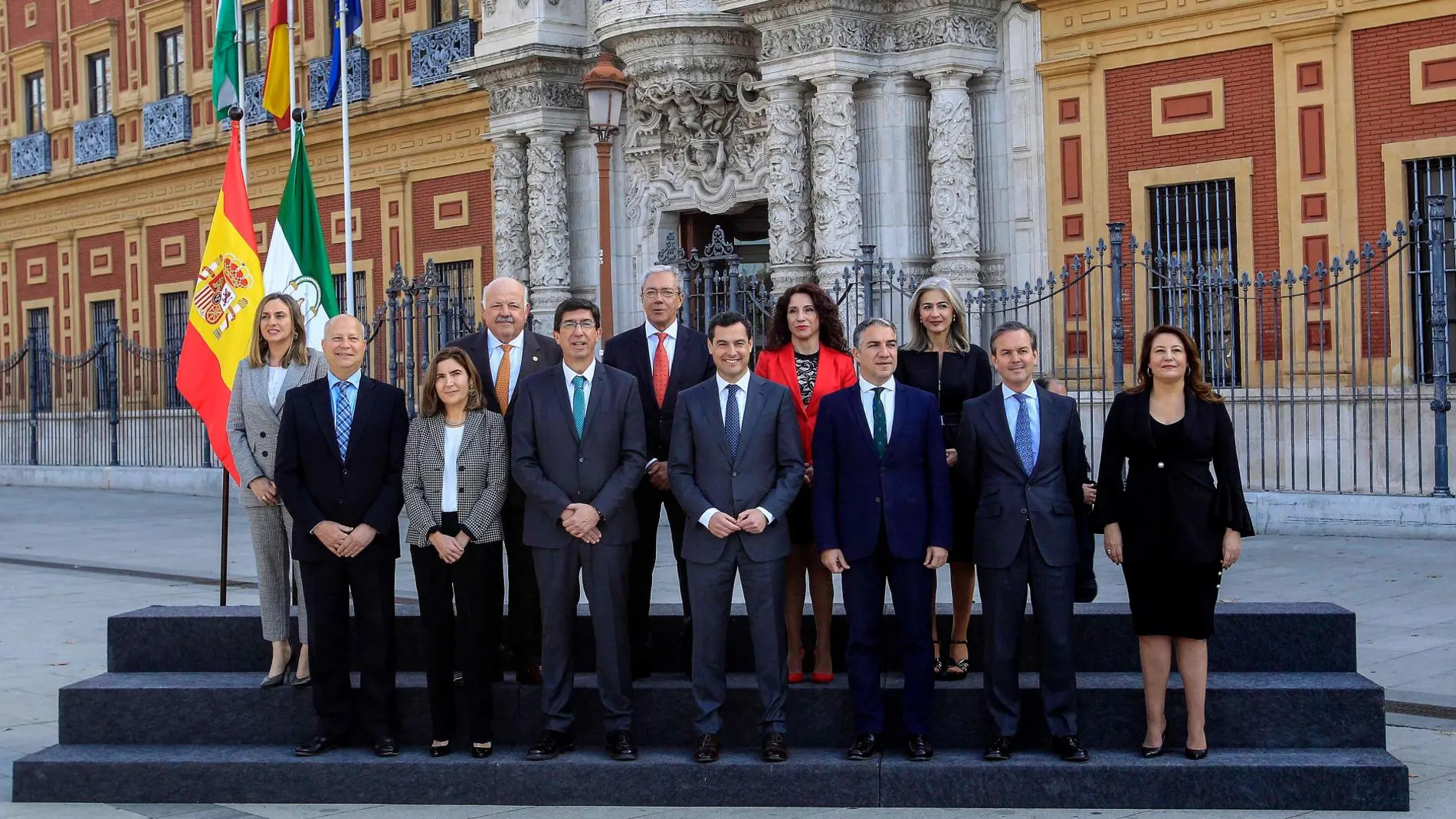 El presidente Juanma Moreno, con los once consejeros de la Junta de Andalucía / Foto: Manuel Olmedo