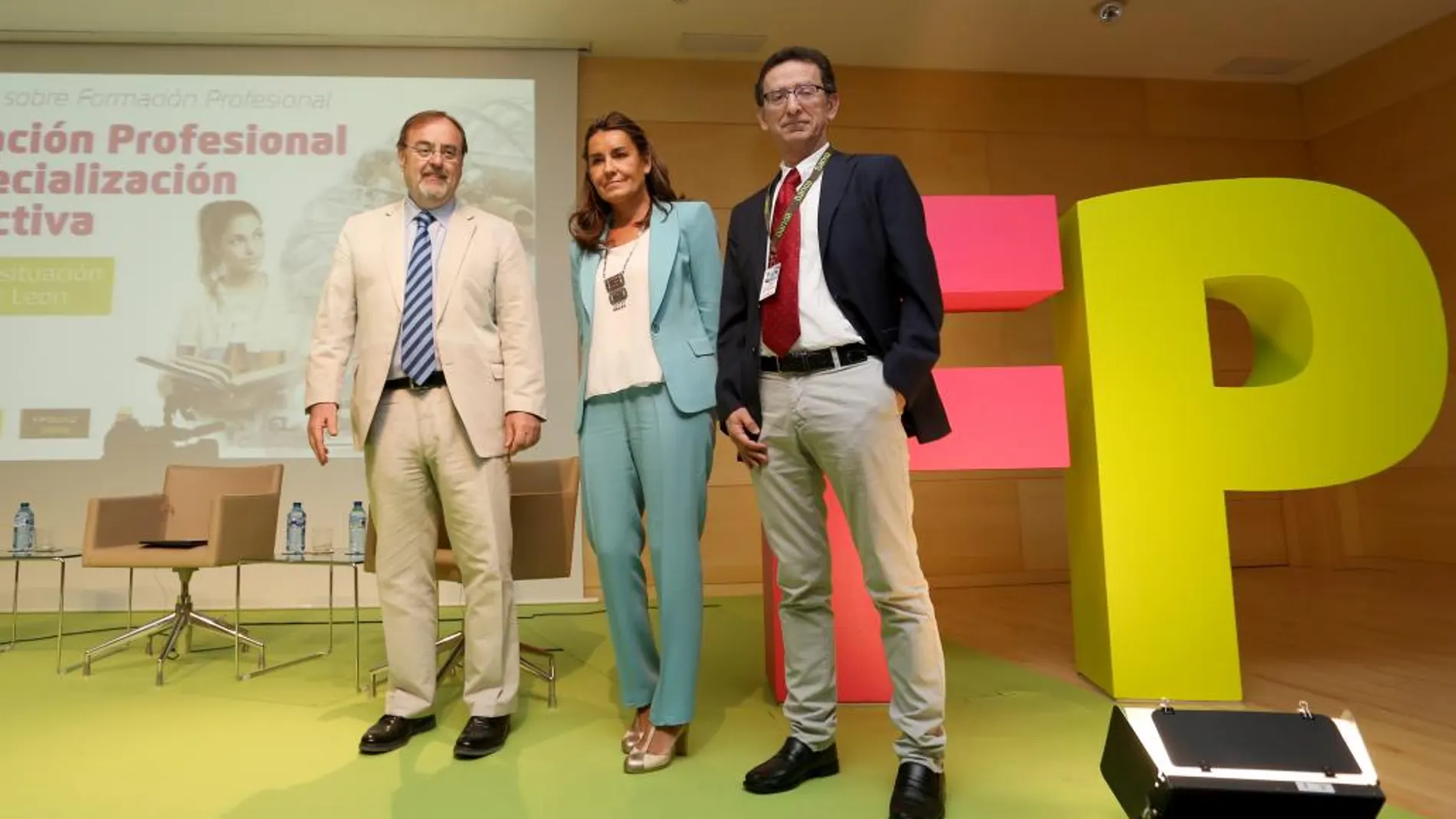 El consejero de Educación, Fernando Rey, presenta el informe sobre la FP, junto a su autor Mikel Navarro y Amalia Blanco, de la Fundación Bankia