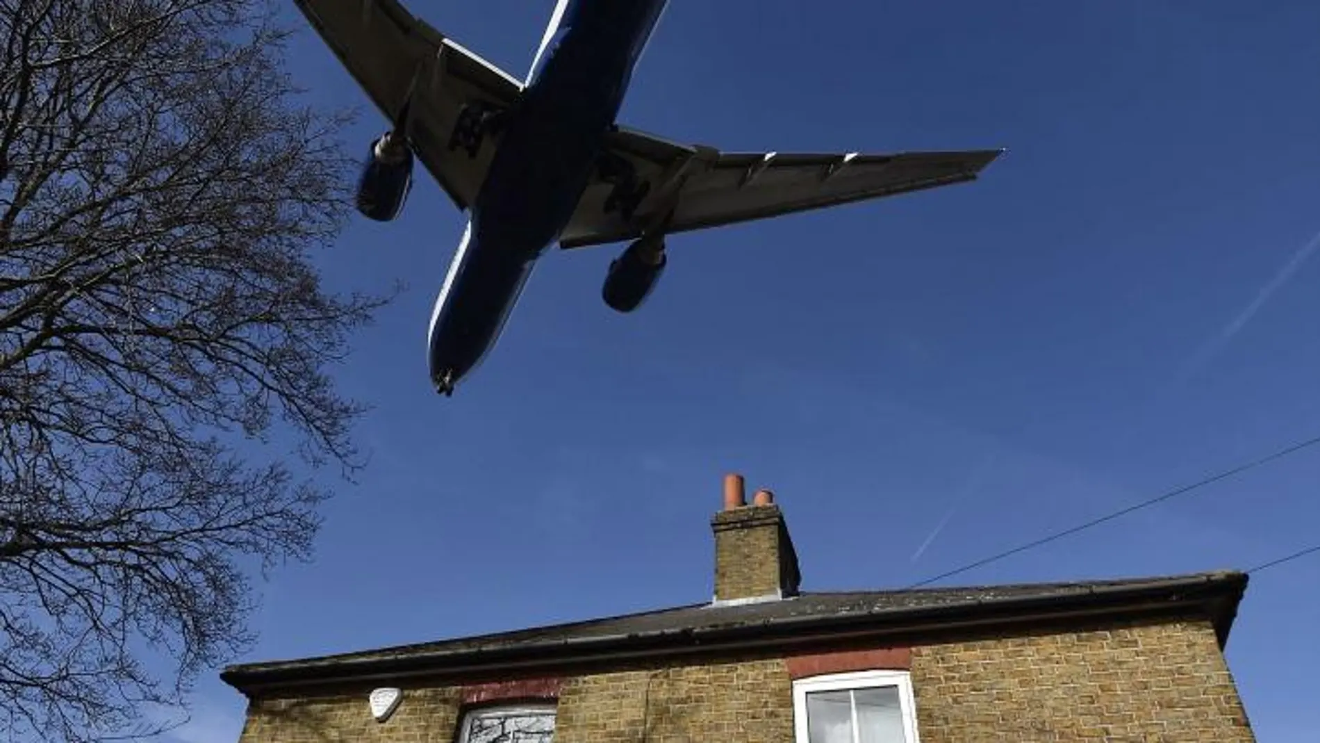 Un avión vuela a baja altura sobre una vivienda en Inglaterra