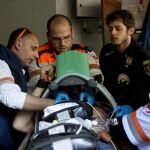 Los servicios de emergencia atienden a uno de los heridos en el atentado contra un pub en Tel Aviv el pasado 1 de enero.