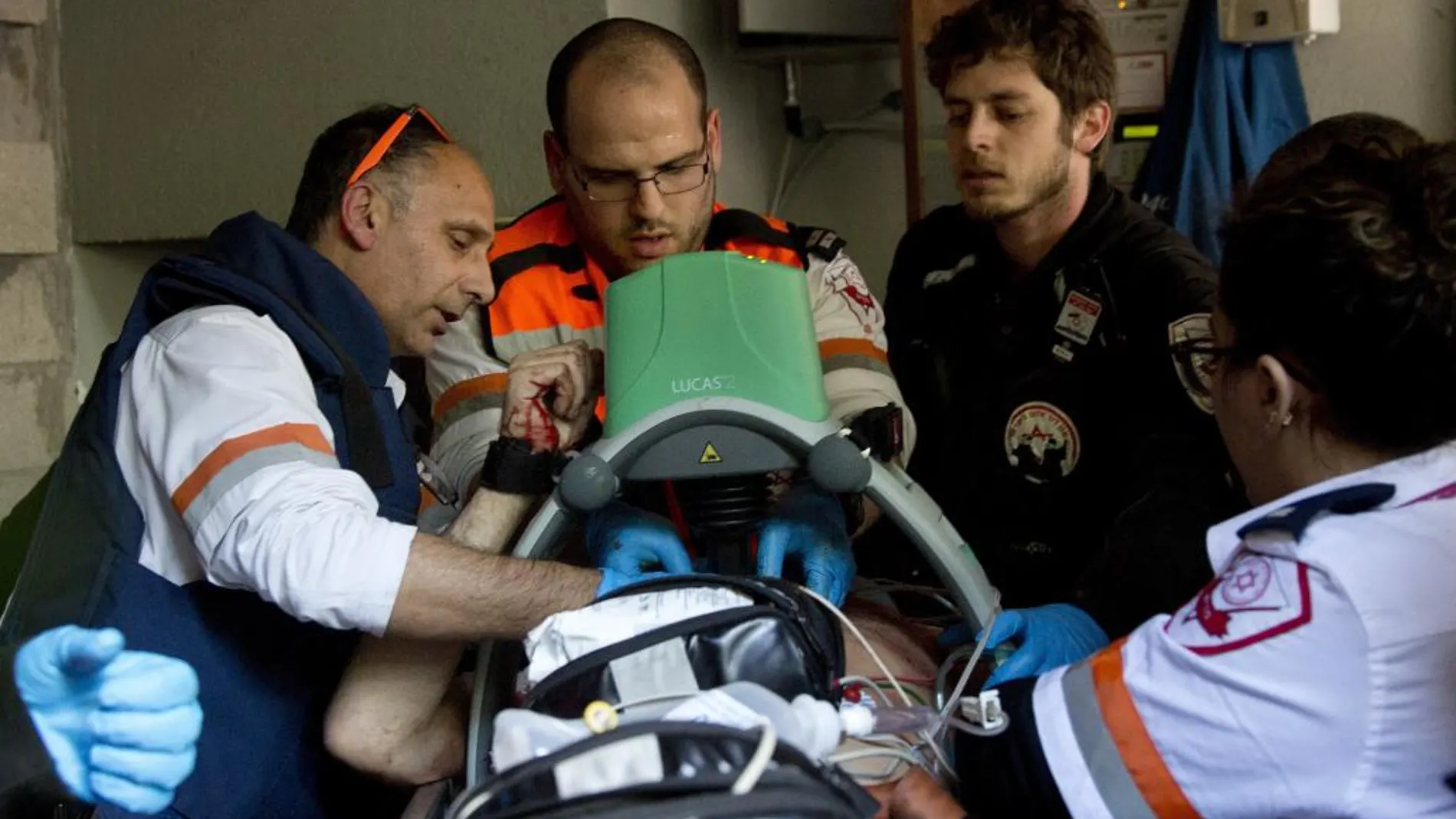 Los servicios de emergencia atienden a uno de los heridos en el atentado contra un pub en Tel Aviv el pasado 1 de enero.