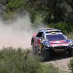 El frances Stephane Peterhansel (Peugeot) compite este viernes 15 de enero de 2016, en la duodécima etapa del rally Dakar 2016, entre las localidades de San Juan y Villa Carlos Paz (Argentina).