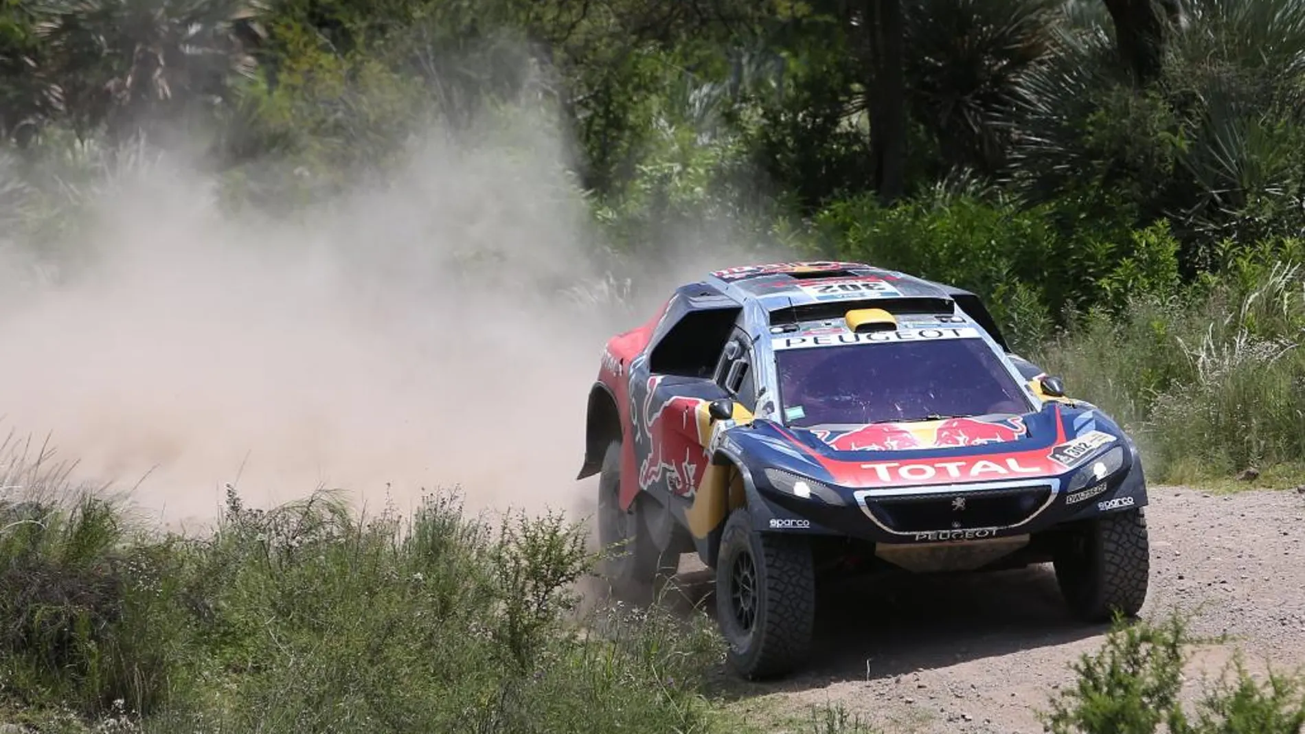 El frances Stephane Peterhansel (Peugeot) compite este viernes 15 de enero de 2016, en la duodécima etapa del rally Dakar 2016, entre las localidades de San Juan y Villa Carlos Paz (Argentina).