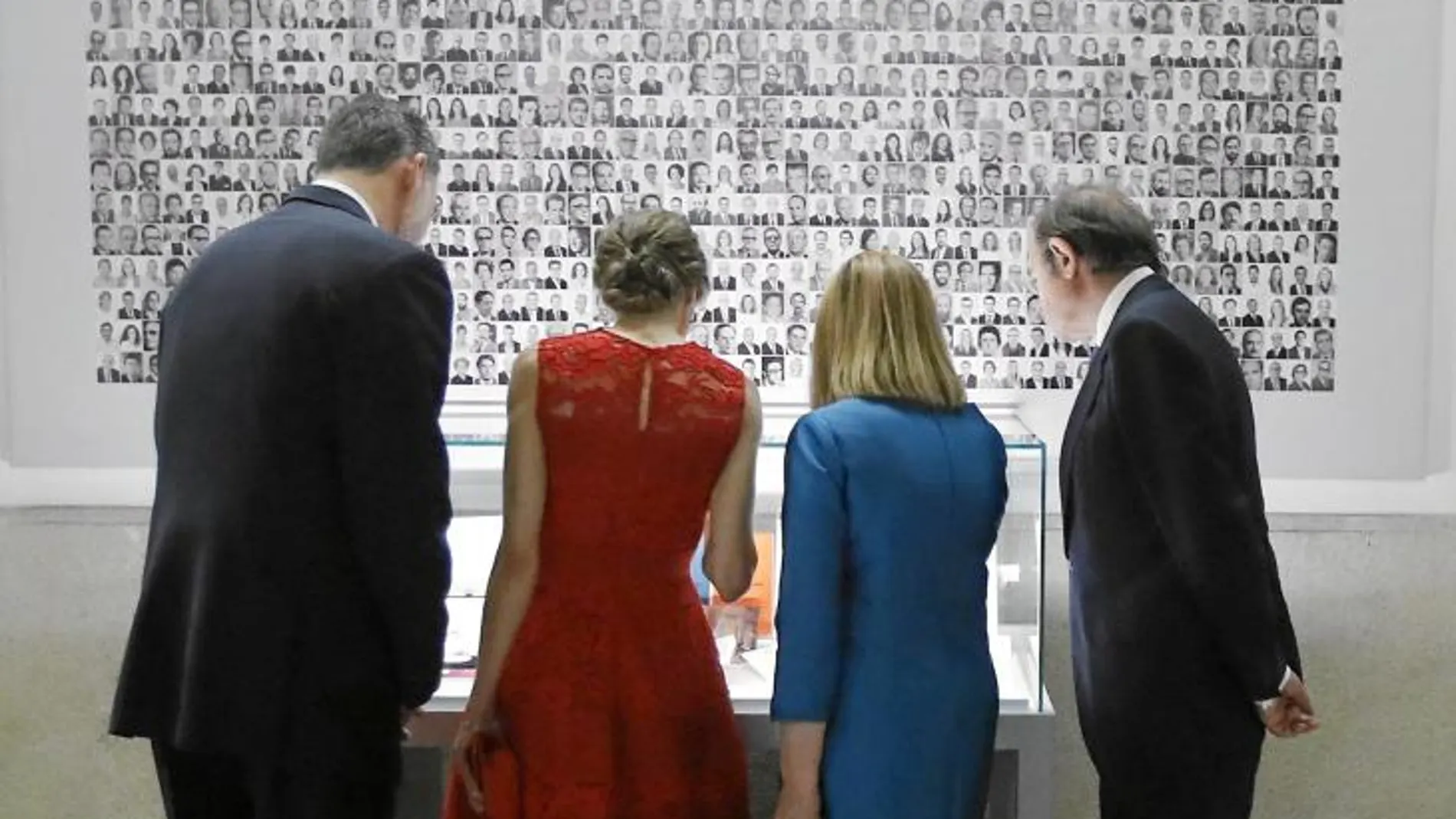 El Rey Felipe VI y la Reina Letizia inauguran la exposición de los 40 años de las primeras elecciones