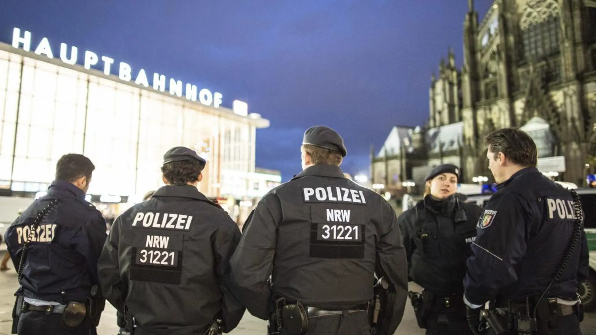 Varios policías patrullan cerca de la estación central de tren de Colonia, en una foto de archivo