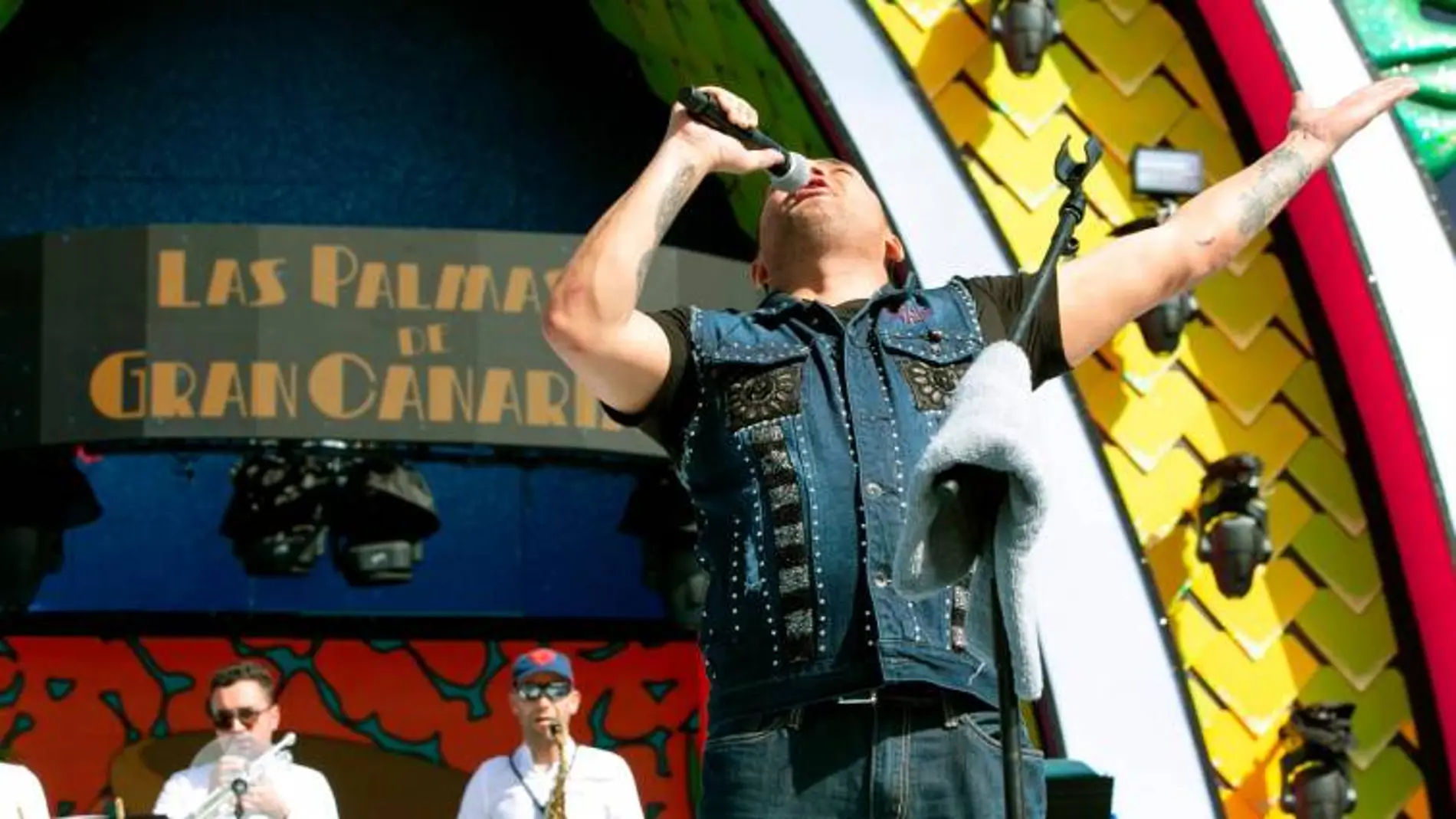 El cantante puertorriqueño Manny Manuel ha sido “desalojado del escenario” del Carnaval de Las Palmas de Gran Canaria al ser “incapaz de ofrecer en condiciones más allá de una canción”