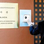 Un periodista surcoreano ante la puerta de la embajada de Corea del Norte en Madrid, el pasado 28 de febrero