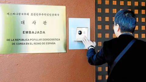 Un periodista surcoreano ante la puerta de la embajada de Corea del Norte en Madrid, el pasado 28 de febrero