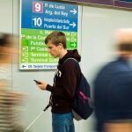 Un joven invidente guiándose con su móvil por el Metro de Madrid / Daniel Ordóñez