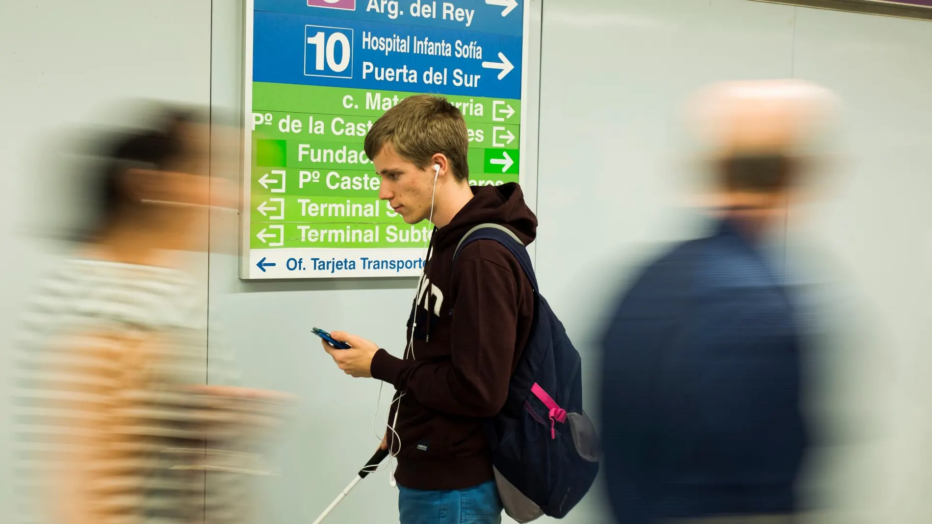 Un joven invidente guiándose con su móvil por el Metro de Madrid / Daniel Ordóñez