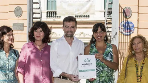 A la izquierda, la portavoz de Equo, Carmen Molina, la de Primavera Andaluza, Pilar González, el coordinador de IULV-CA, Antonio Maíllo, la líder regional de Podemos, Teresa Rodríguez, y la portavoz de Izquierda Andalucista, Pilar Távora, ayer en Sevilla (Foto: Efe)