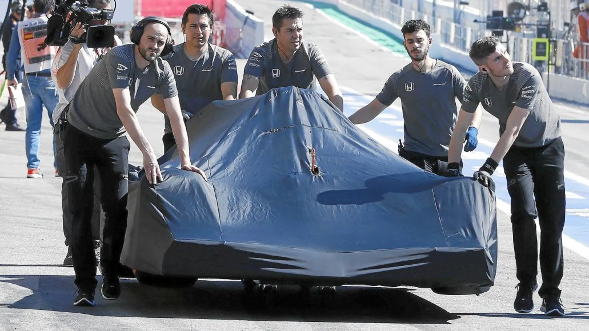 El coche del piloto español se volvió a romper en Montmeló por la mañana