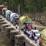 Las carretas llegan al puente de Lugar Nuevo en la sierra de Andújar