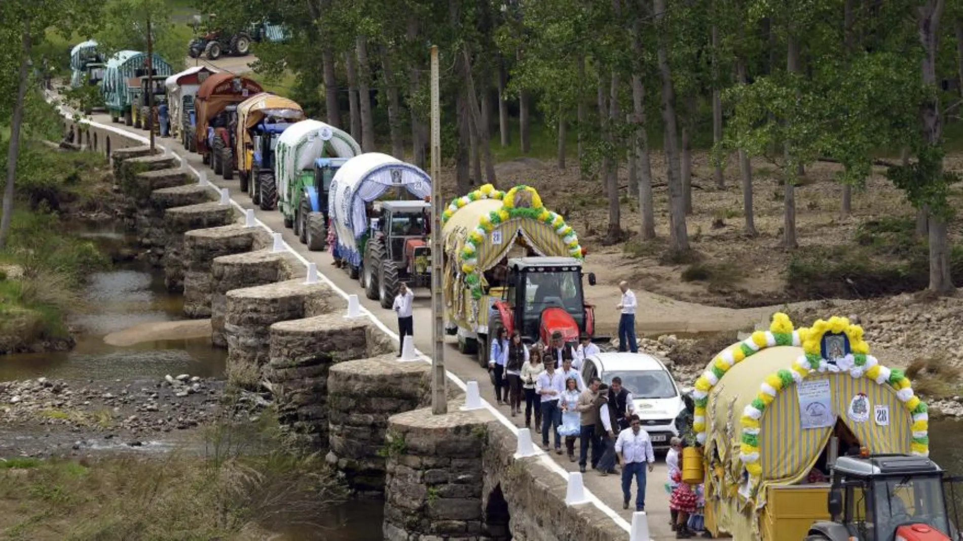 Las carretas llegan al puente de Lugar Nuevo en la sierra de Andújar