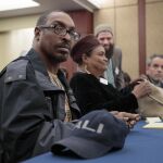 Muhammad Ali Jr en compañía de su madre, Khalilah Camacho-Ali, durante una conferencia contra la ley de inmigración de la Administración Trump