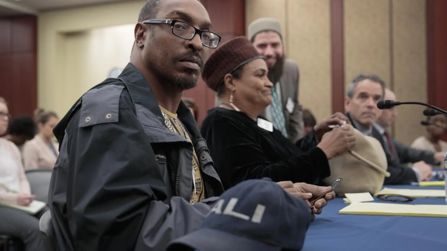 Muhammad Ali Jr en compañía de su madre, Khalilah Camacho-Ali, durante una conferencia contra la ley de inmigración de la Administración Trump