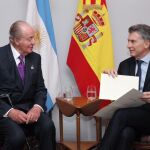 El Rey Juan Carlos I de España conversa con el presidente de la República de Argentina, Mauricio Macri en San Miguel de Tucumán.