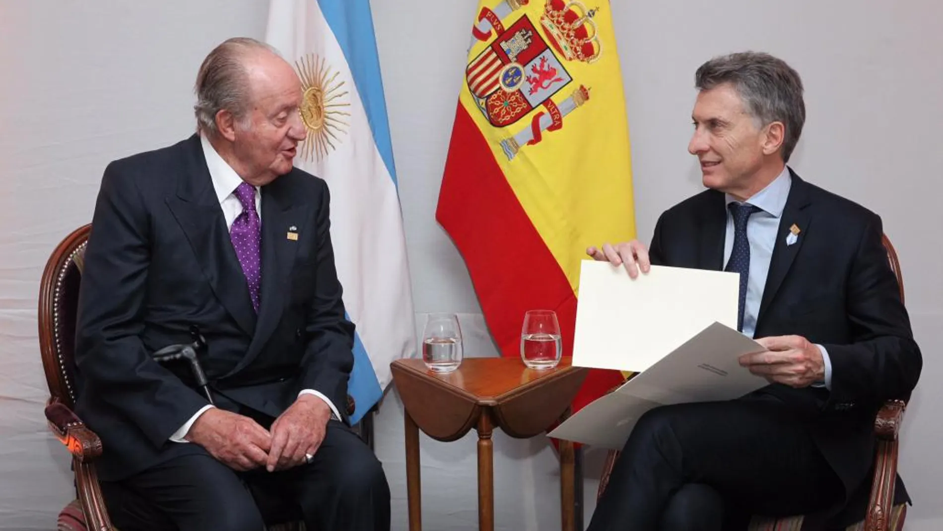 El Rey Juan Carlos I de España conversa con el presidente de la República de Argentina, Mauricio Macri en San Miguel de Tucumán.