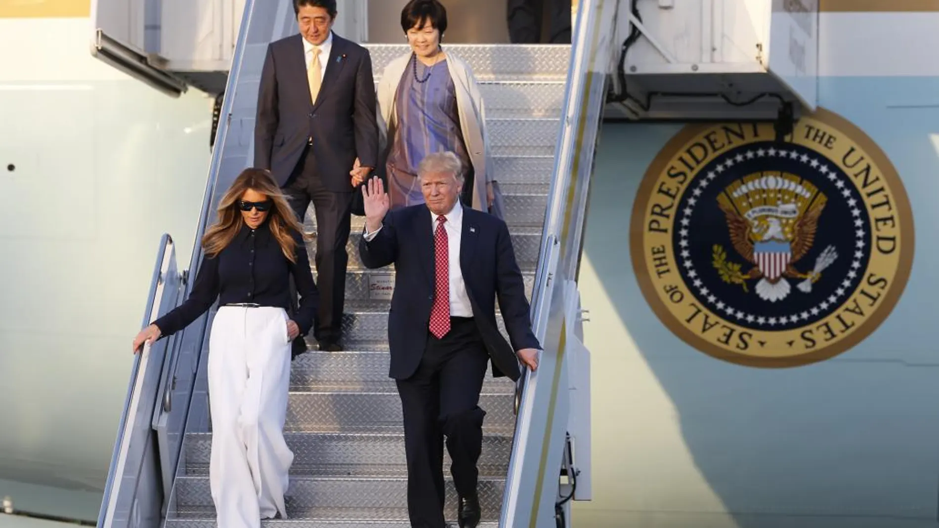 Donald J. Trump saluda junto a su esposa Melania seguidos del primer ministro de Japón, Shinzo Abe y su esposa Akie, a su llegada en el Air Force One a Florida