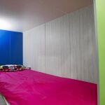 Hay diferentes tipos de colmena. En la imagen, aparece el que incluye una cama, un baúl y una lámpara. Foto: Miquel GONZÁLEZ/SHOOTING
