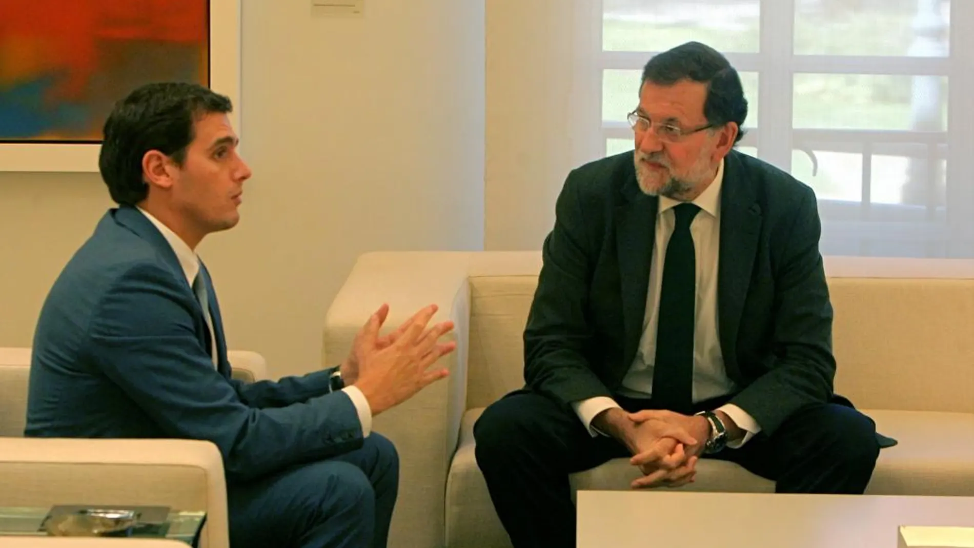 Imagen de archivo de la reunión que mantuvieron tras el 20-D, el presidente del Gobierno en funciones, Mariano Rajoy, y el líder de Ciudadanos, Albert Rivera