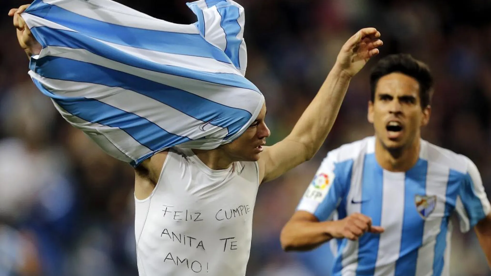 El centrocampista venezolano del Málaga Juan Pablo Añor "Juanpi"(i), celebra su gol