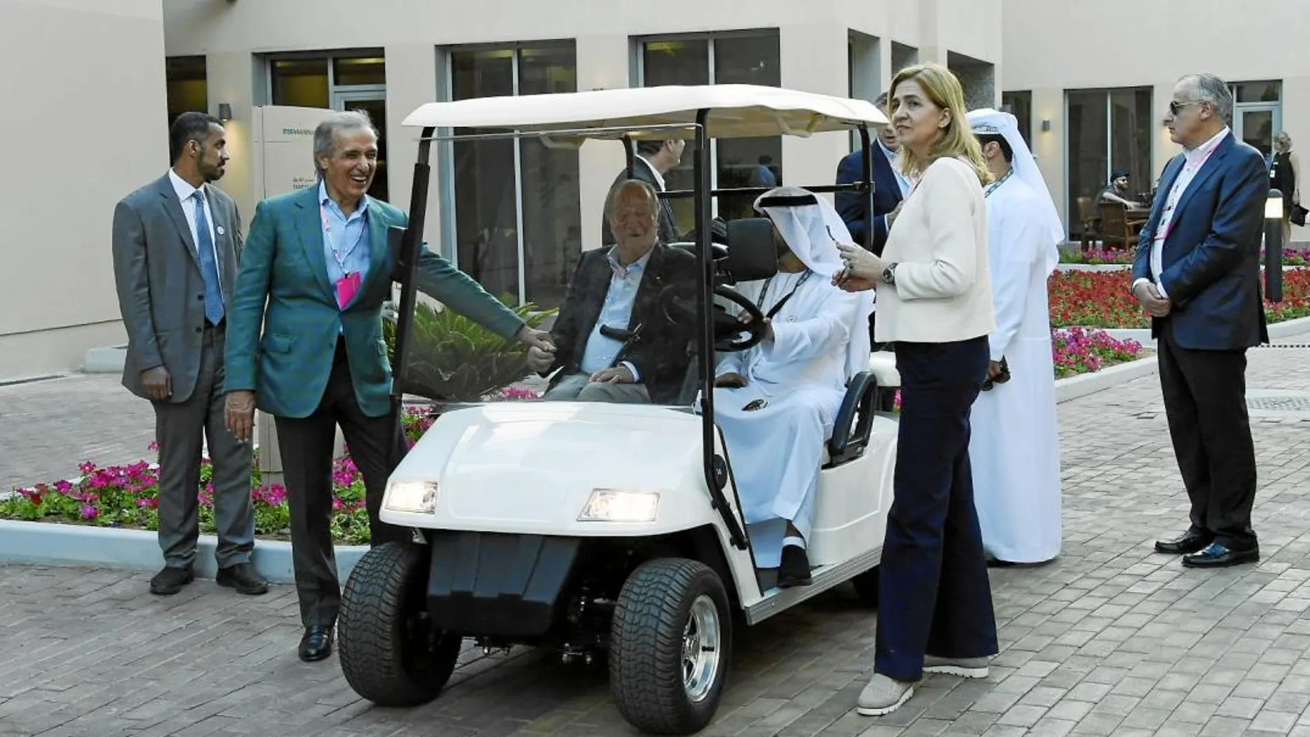 El Rey Juan Carlos asiste junto a la Infanta Cristina en Abu Dabi al Gran Premio de Fórmula 1. Es la segunda aparición pública con su familia después de la foto de familia en el 80 cumpleaños de Doña Sofía