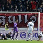 El defensa holandés del la Cultural Leonesa Gianni Zuiverloon (2d) tras marcar gol en propia puerta durante el partido de ida de los dieciseisavos de final de la Copa del Rey que disputan frente al Real Madrid en el estadio Reino de León.