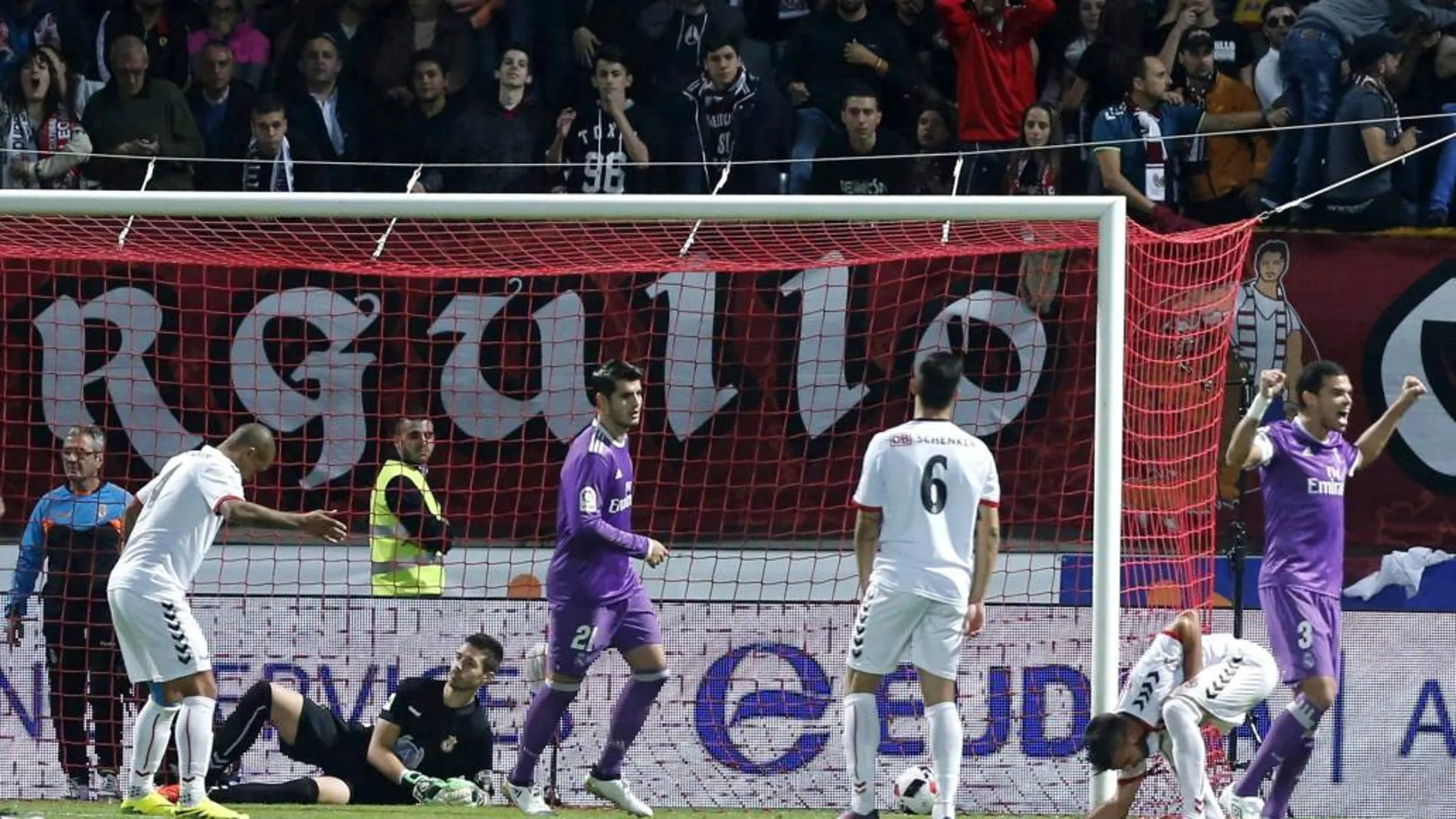 El defensa holandés del la Cultural Leonesa Gianni Zuiverloon (2d) tras marcar gol en propia puerta durante el partido de ida de los dieciseisavos de final de la Copa del Rey que disputan frente al Real Madrid en el estadio Reino de León.