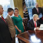 Donald Trump firma sus decretos tras reunirse destacados líderes empresariales