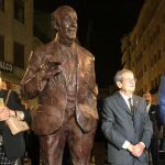 El alcalde de Salamanca junto al escultor Fernando Mayoral y el exseleccionador nacional Vicente del Bosque descubren una escultura dedicada a este último en la plaza del Liceo