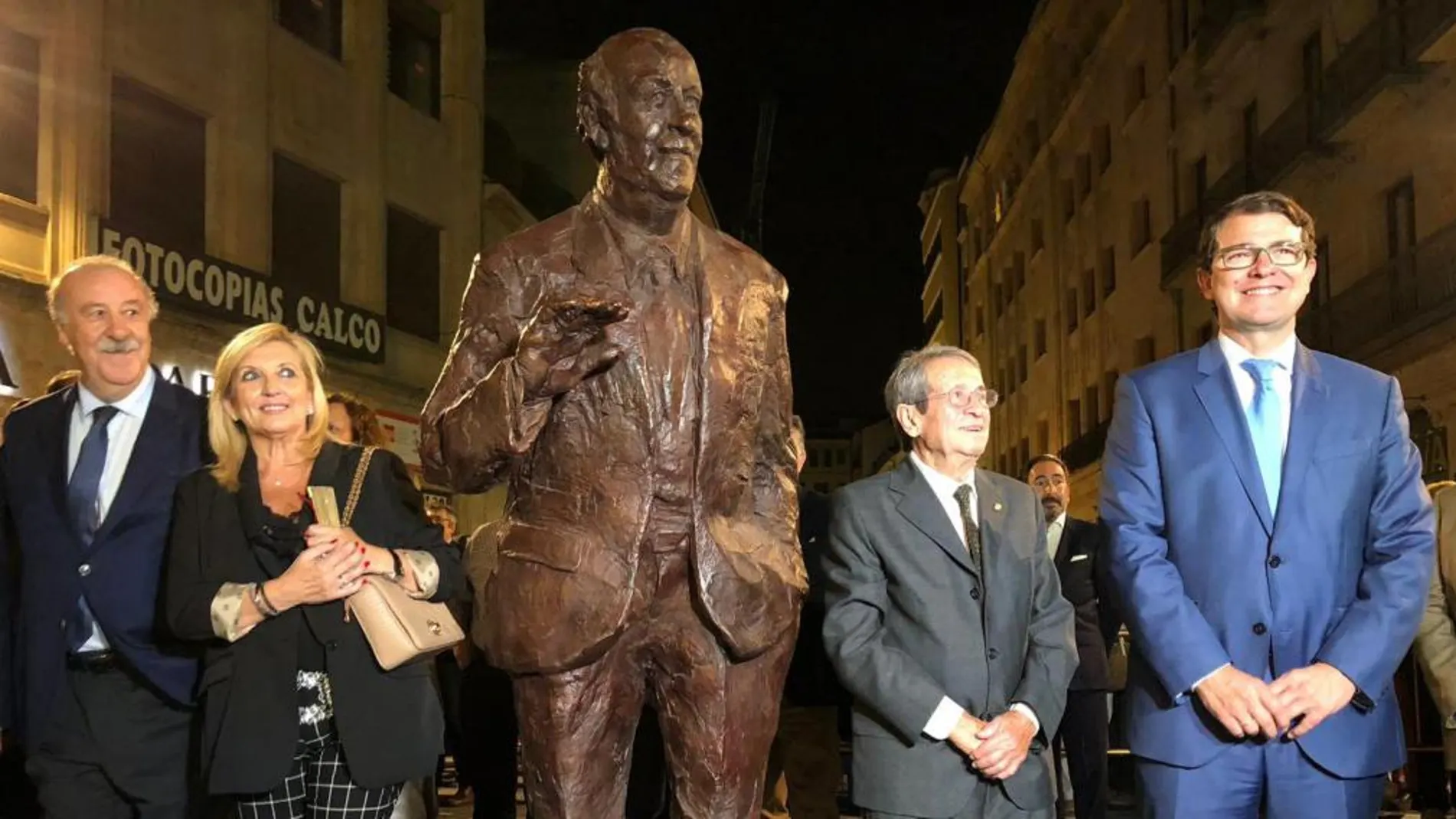 El alcalde de Salamanca junto al escultor Fernando Mayoral y el exseleccionador nacional Vicente del Bosque descubren una escultura dedicada a este último en la plaza del Liceo