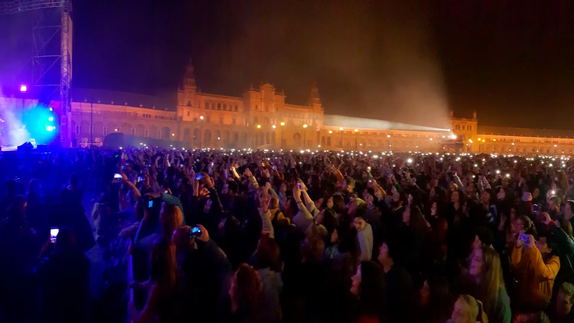 18.000 personas llenan la Plaza de España con motivo del concierto de Manuel Carrasco
